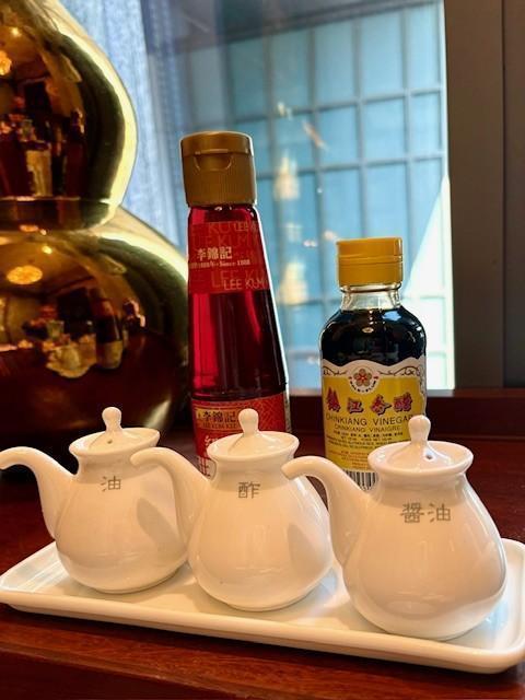 こだわりを感じる調味料　なんとお酢が3種も！ 京橋の春を中華で満喫　
頤和園　京橋エドグラン店