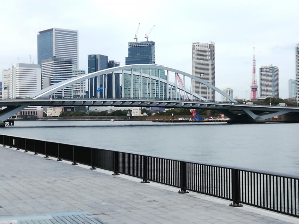 築地大橋は・・・ 東京タワーと東京スカイツリーを求めて
　隅田川９橋を遡上します　①
　　～　築地大橋　～