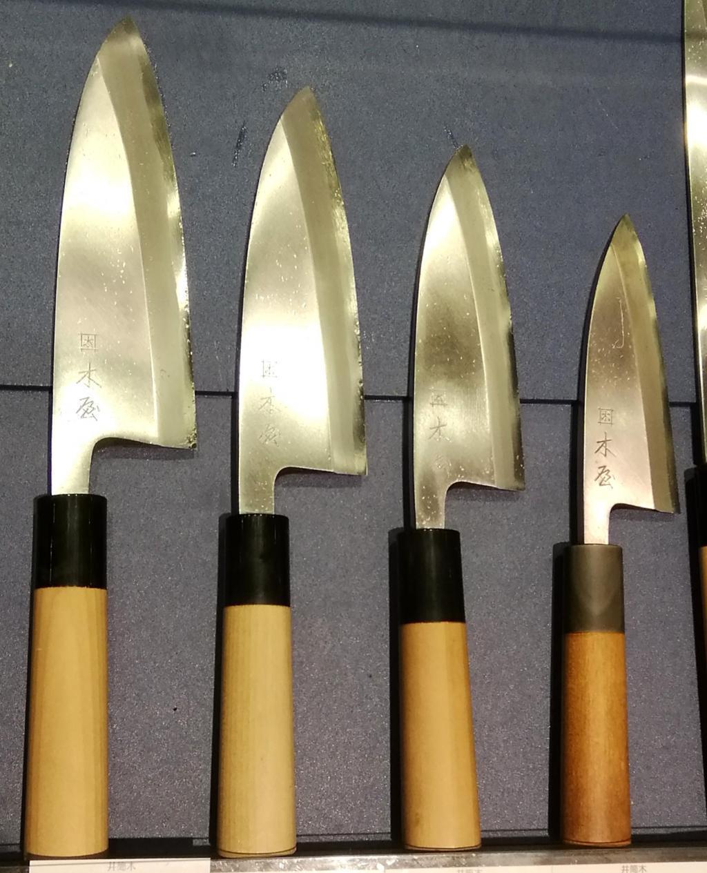 左から
井筒木（いづつき）　出刃　水牛口　１６５ｍｍ　３７,９５０円
井筒木　　　　　　　出刃　水牛口　１５０ｍｍ　３３,０００円
井筒木　　　　　　　出刃　水牛口　１３５ｍｍ　３１,３５０円
井筒木　　　　　　　出刃　水牛口　１２０ｍｍ　２９,７００円 「刃物の木屋さん」の庖丁
　～　日本橋木屋　～