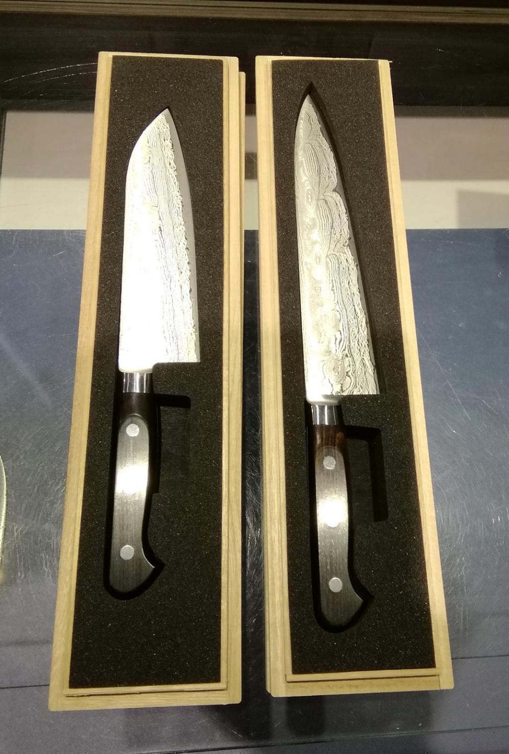 左から、
４９層墨流しスーパーゴールド粉末鋼　鎌型　１７０ｍｍ黒檀柄　６６,０００円
４９層墨流しスーパーゴールド粉末鋼　牛刀　２１０ｍｍ黒檀柄　７４,８００円 「刃物の木屋さん」の庖丁
　～　日本橋木屋　～