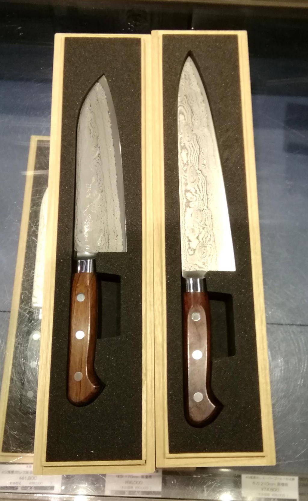 左から、
４９層墨流しスーパーゴールド粉末鋼　スーパーゴールド粉末鋼　鎌型　１７０ｍｍココボロ柄　６６,０００円
４９層墨流しスーパーゴールド粉末鋼　スーパーゴールド粉末鋼　牛刀　２１０ｍｍココボロ柄　７４,８００円 「刃物の木屋さん」の庖丁
　～　日本橋木屋　～