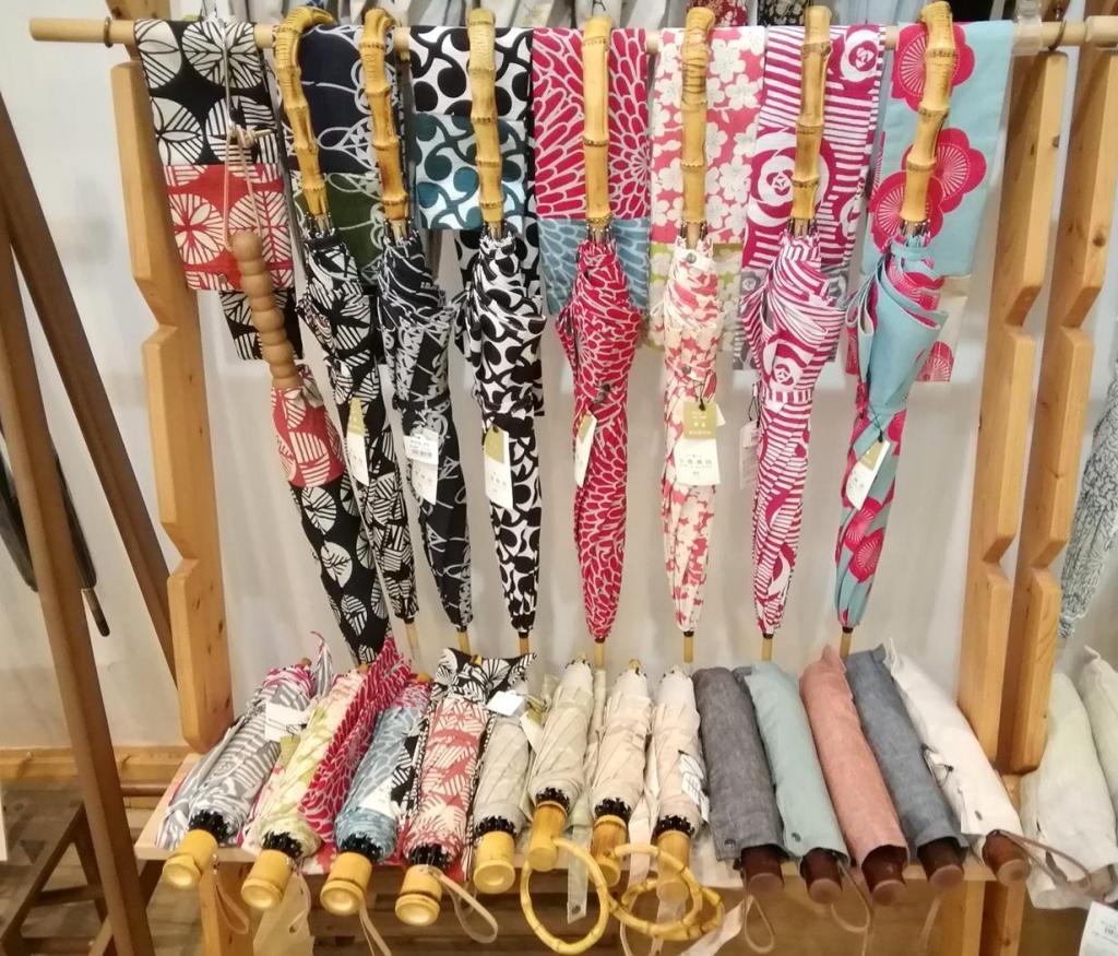 伊砂文様　晴雨兼用傘
１８,７００円
（中央の長傘も、手前の折りたたみ傘も、同じお値段です。） 手しごとの傘、いかが？　②
　～　小宮商店　～