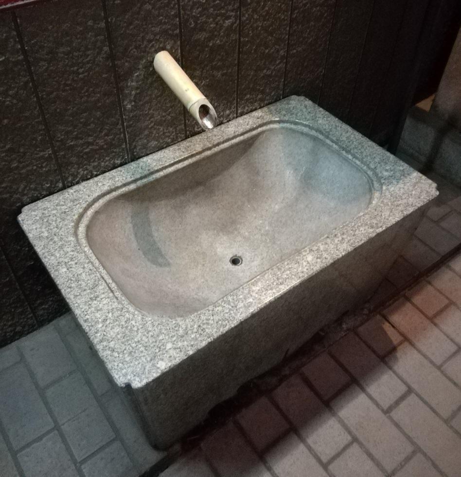 豊岩稲荷神社 神社の手水鉢・手水舎　後編
　　～　中央区内の神社　まとめ　⑤　～