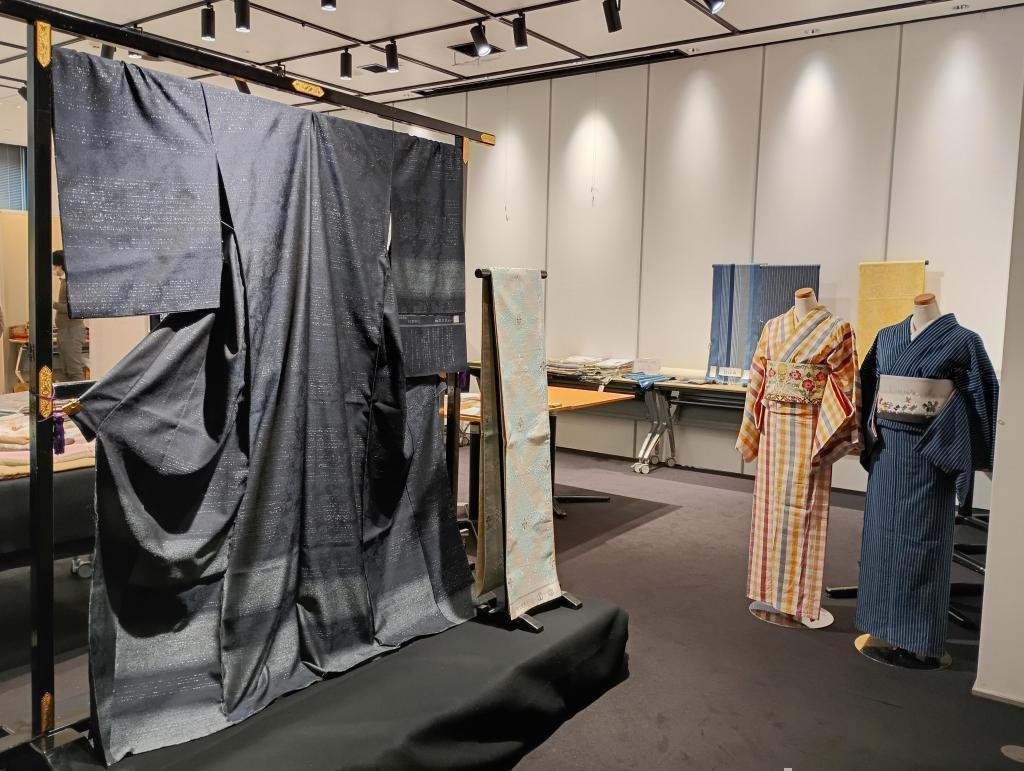 　　　　　すかや呉服店展示『葡萄唐草文　総金御召　枡屋高尾監修』 三重テラスで185周年記念感謝祭『伊勢国の染織展』
すかや呉服店・伊勢木綿-白井織布株式会社・伊勢型紙彫師