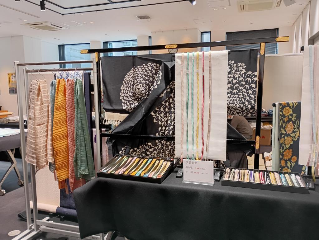 三重の伝統工芸品の木綿(伊勢木綿・松阪木綿・伊勢型木綿)『着付け体験』 三重テラスで185周年記念感謝祭『伊勢国の染織展』
すかや呉服店・伊勢木綿-白井織布株式会社・伊勢型紙彫師