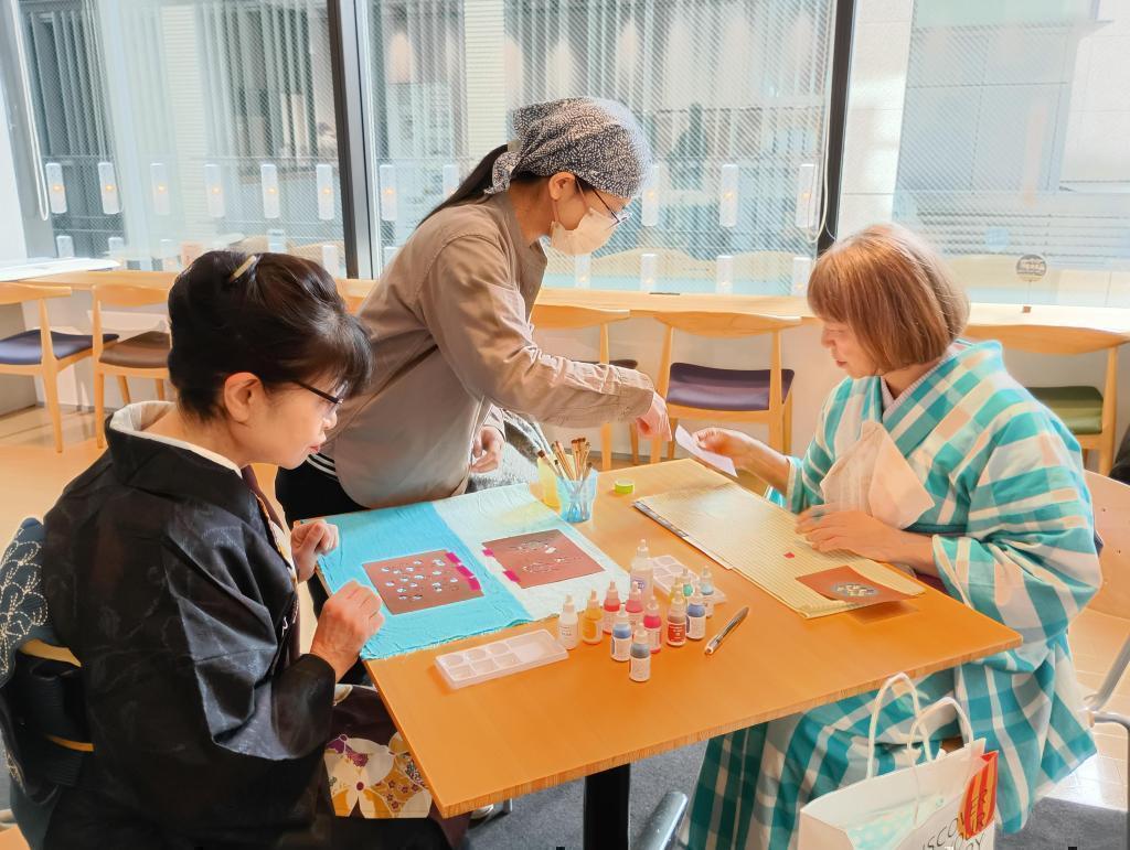 伊勢型紙彫師による実演と模様付け体験　伊勢型紙✖伊勢木綿 三重テラスで185周年記念感謝祭『伊勢国の染織展』
すかや呉服店・伊勢木綿-白井織布株式会社・伊勢型紙彫師