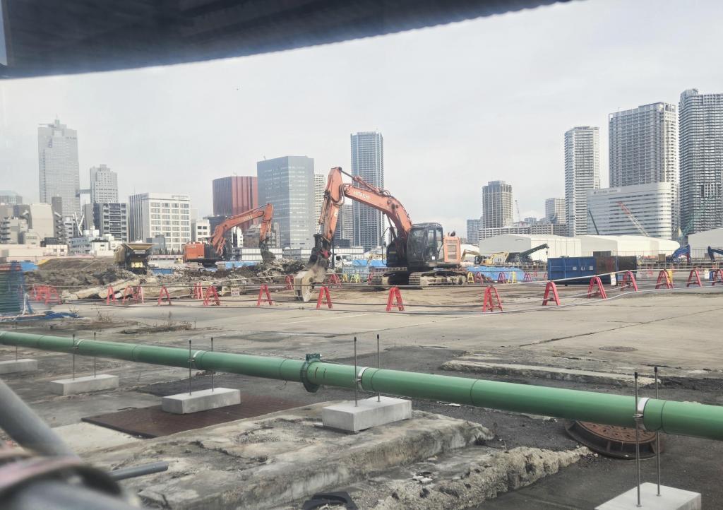  歩きながら築地市場再開発看板を見ましょう