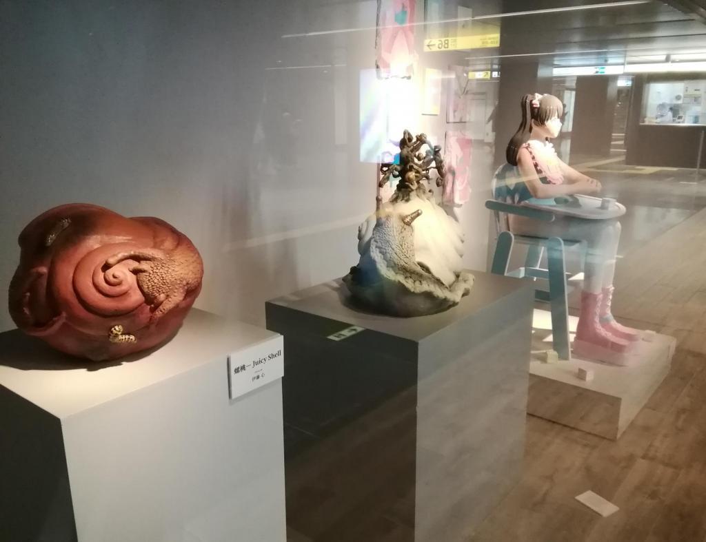 作者
左・中央：　伊藤心
右：　石崎綾菜 「BUNKA　×　METRO」展
　　～　メトロ銀座ギャラリー　～