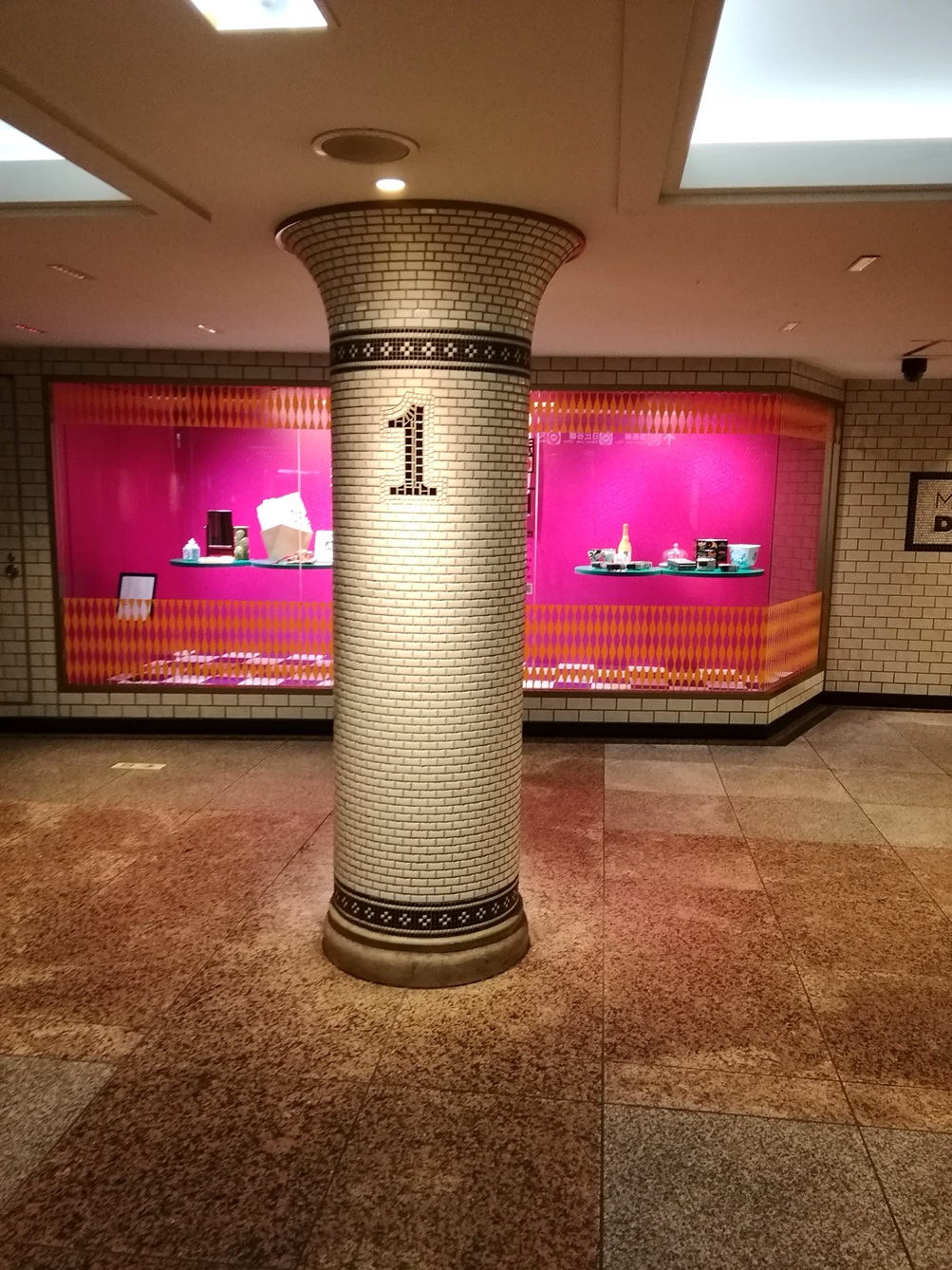 カウントダウン柱　「１」 銀座三越から松屋銀座までの１０→１カウントダウン
　　～　銀座駅　地下通路　～
そして祝・記事１,０００件達成！
併せてロズマリは１→１０カウントアップ