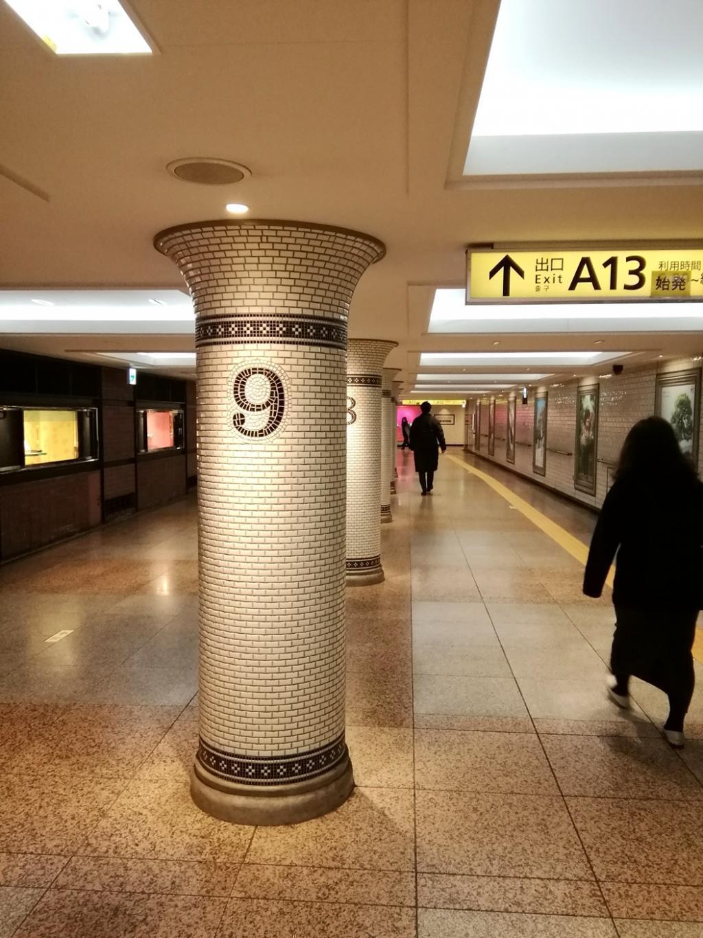 カウントダウン柱　「９」 銀座三越から松屋銀座までの１０→１カウントダウン
　　～　銀座駅　地下通路　～
そして祝・記事１,０００件達成！
併せてロズマリは１→１０カウントアップ