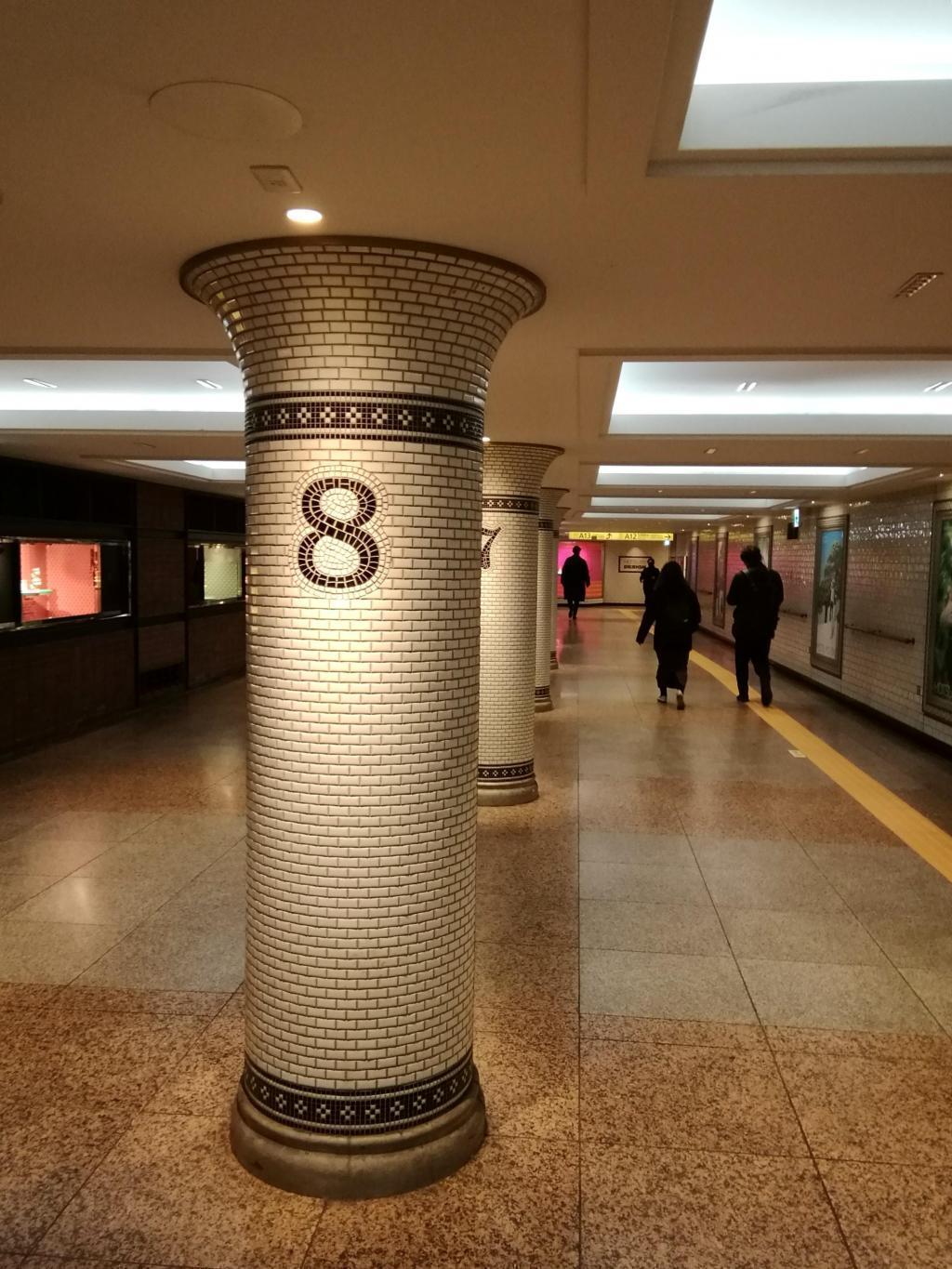 カウントダウン柱　「８」 銀座三越から松屋銀座までの１０→１カウントダウン
　　～　銀座駅　地下通路　～
そして祝・記事１,０００件達成！
併せてロズマリは１→１０カウントアップ