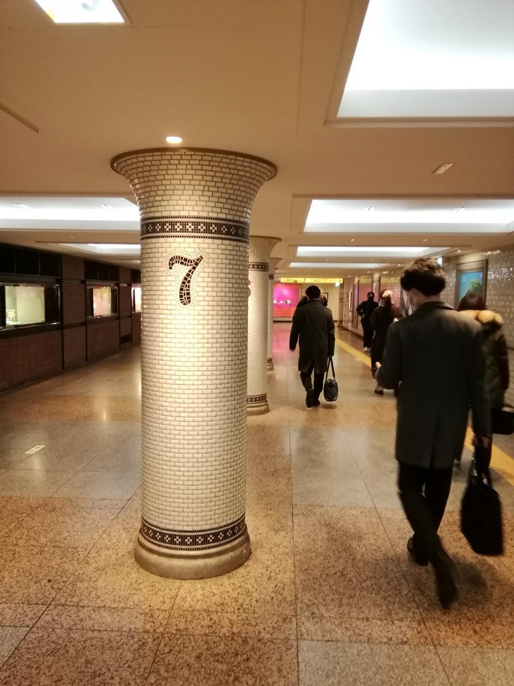 カウントダウン柱　「７」 銀座三越から松屋銀座までの１０→１カウントダウン
　　～　銀座駅　地下通路　～
そして祝・記事１,０００件達成！
併せてロズマリは１→１０カウントアップ