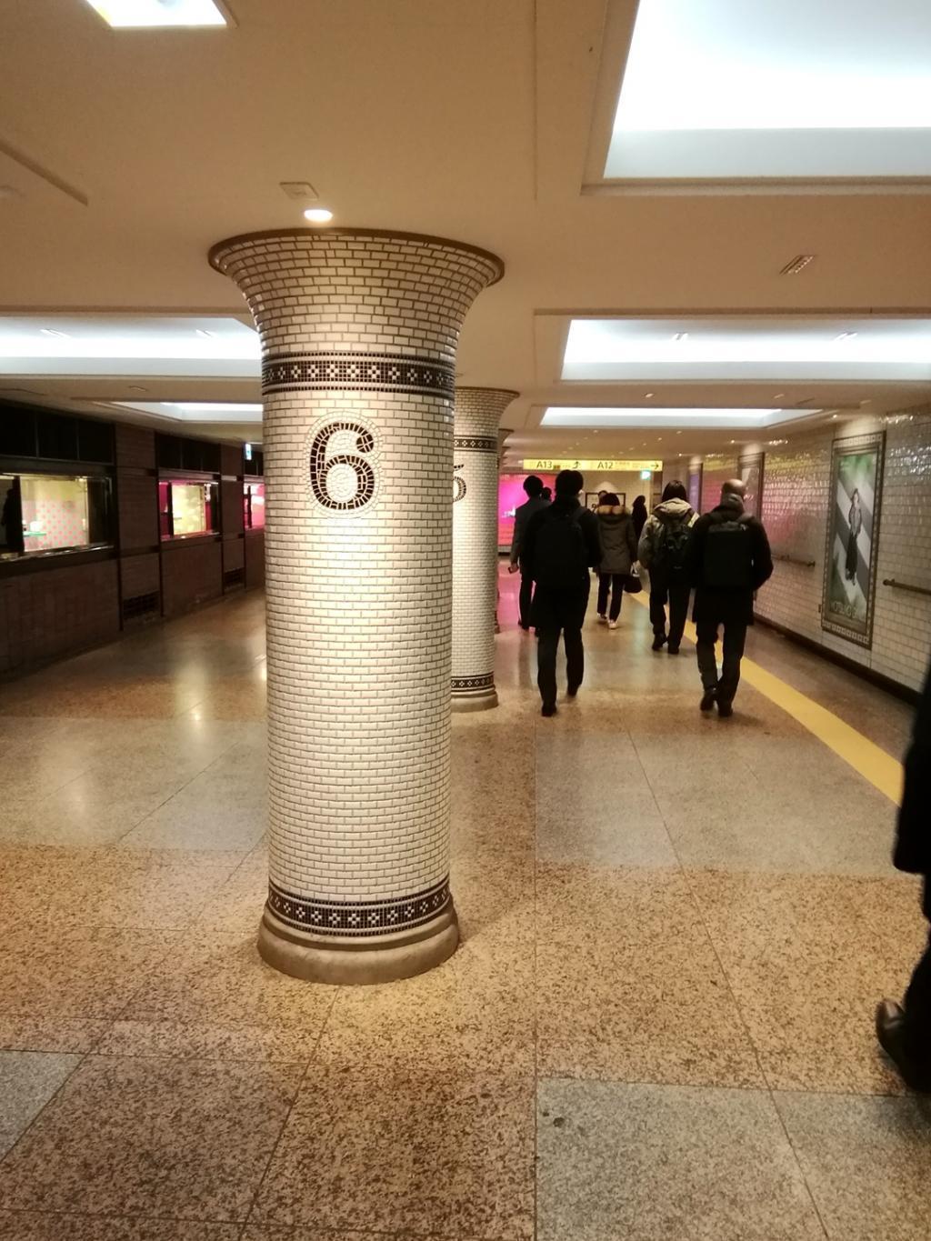 カウントダウン柱　「６」 銀座三越から松屋銀座までの１０→１カウントダウン
　　～　銀座駅　地下通路　～
そして祝・記事１,０００件達成！
併せてロズマリは１→１０カウントアップ