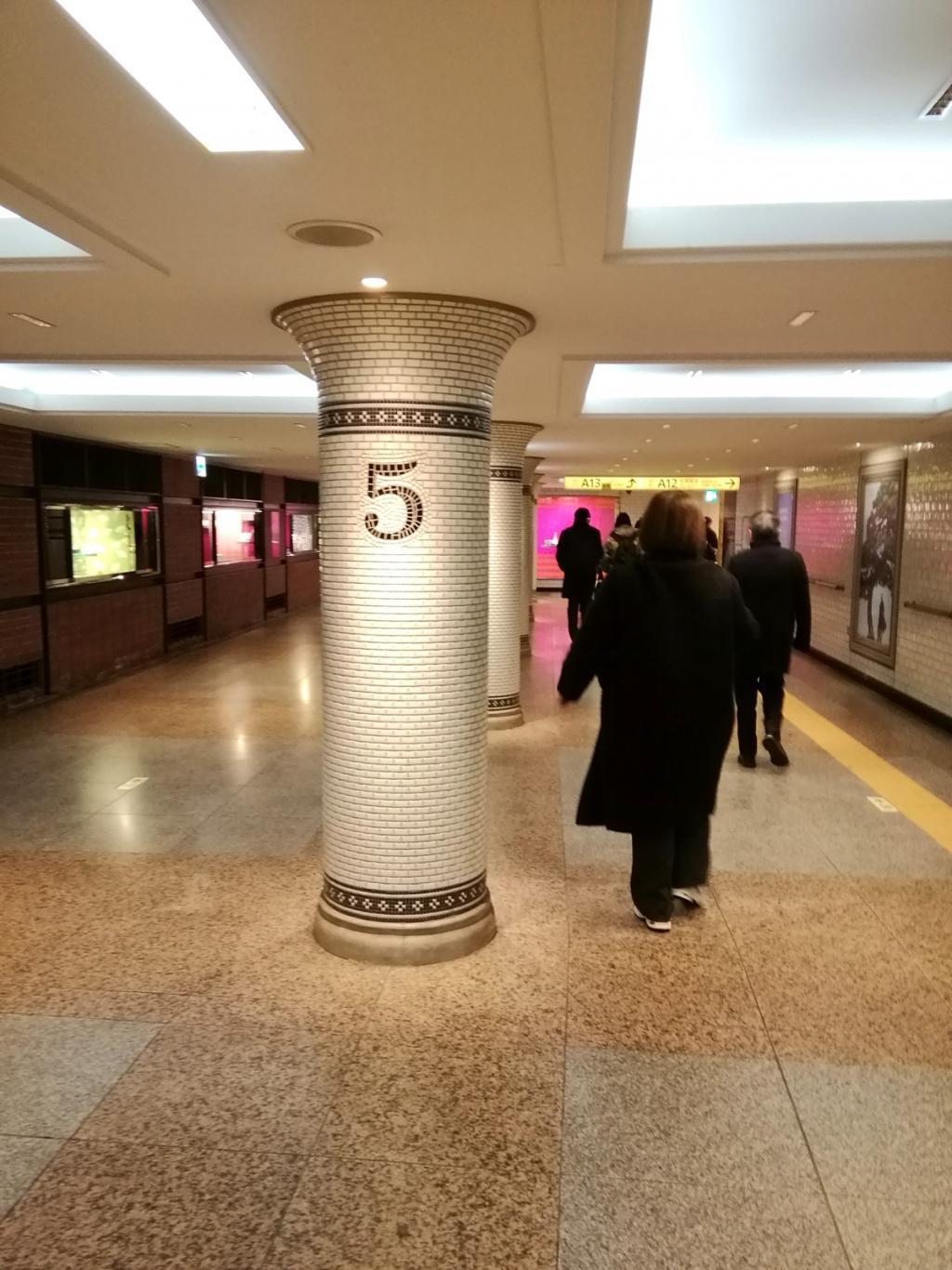 カウントダウン柱　「５」 銀座三越から松屋銀座までの１０→１カウントダウン
　　～　銀座駅　地下通路　～
そして祝・記事１,０００件達成！
併せてロズマリは１→１０カウントアップ