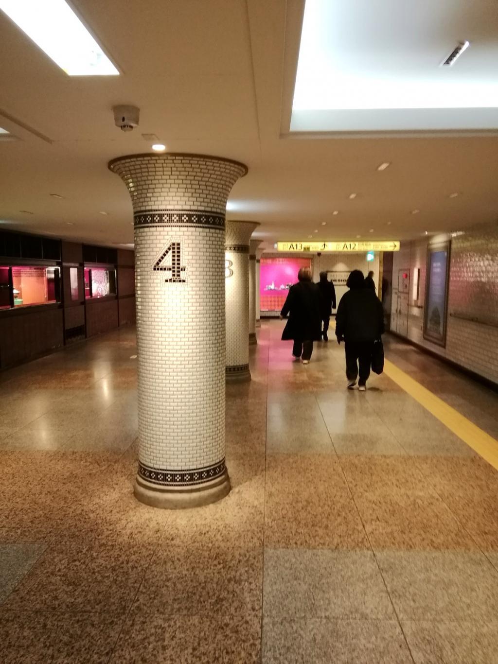 カウントダウン柱　「４」 銀座三越から松屋銀座までの１０→１カウントダウン
　　～　銀座駅　地下通路　～
そして祝・記事１,０００件達成！
併せてロズマリは１→１０カウントアップ