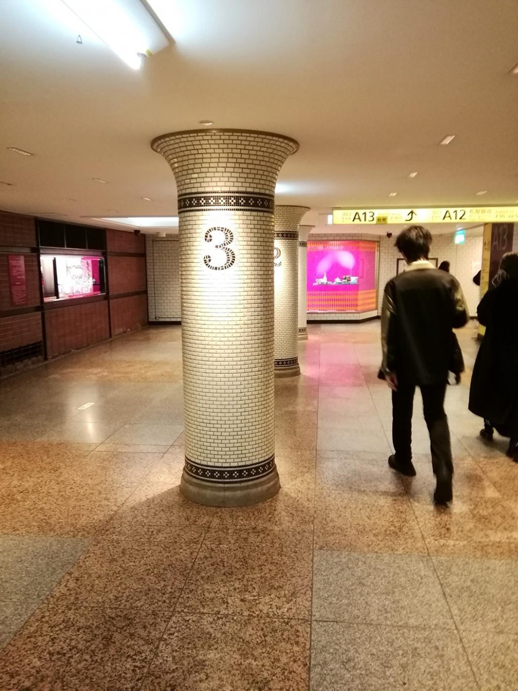 カウントダウン柱「３」 銀座三越から松屋銀座までの１０→１カウントダウン
　　～　銀座駅　地下通路　～
そして祝・記事１,０００件達成！
併せてロズマリは１→１０カウントアップ