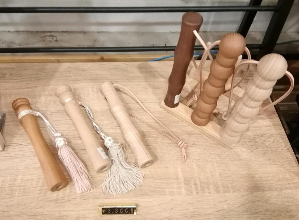 飛騨産業　×　小宮商店
匠の技と想いがつまった傘のハンドル「もりの手」
３,３００円 手しごとの傘、いかが？　③
　～　小宮商店　～