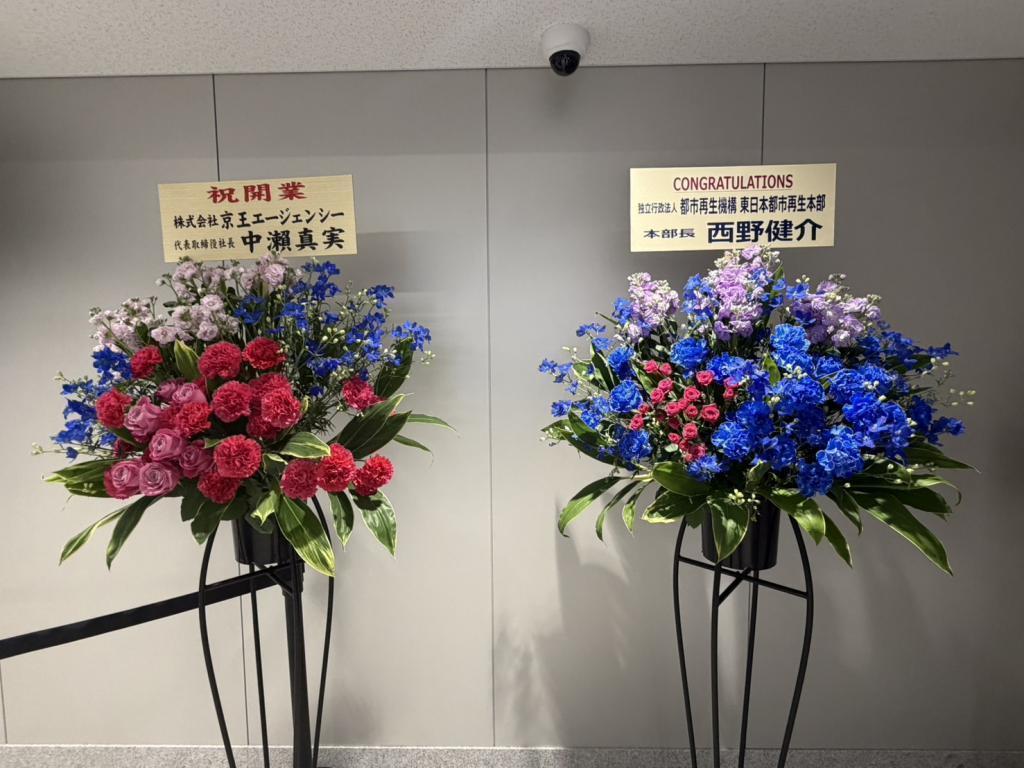 開業祝いの花が飾られたカウンター近くの待合スペース “バスターミナル東京八重洲 第2期エリア”オープン