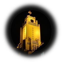  2026 桜の樹間 宵の空に浮かび上がる聖ルカ礼拝堂尖塔