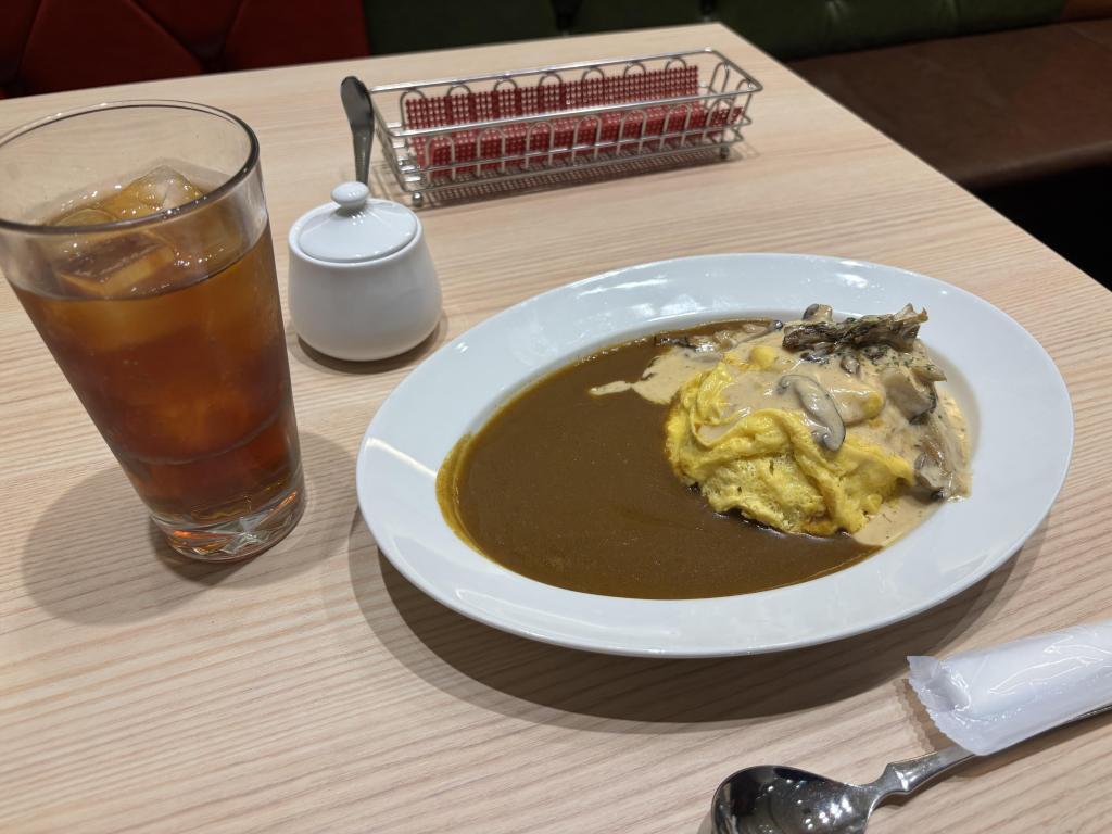 今回は「4種のきのこクリームオムカレー」をオーダー！ CURRY HOUSE CoCo ICHIBANYA WORLD
日本に3店舗しかない特別なココイチ