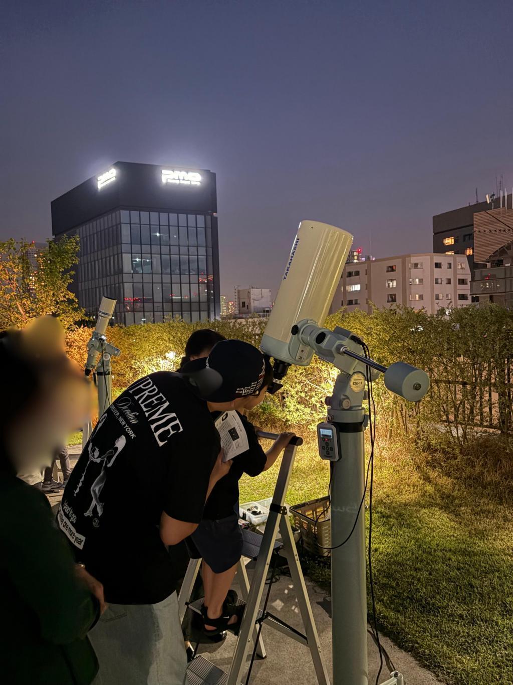 あれは何の星？　宇宙ステーション？ 都心の夜空に、惑星や宇宙ステーションが見えた！
『本の森ちゅうおう　天体観望会』が楽しい