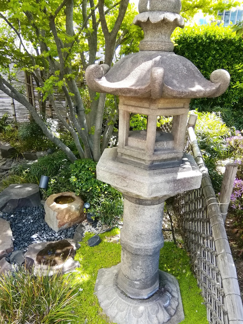黙阿弥の石灯篭と蹲踞（つくばい） 歌舞伎座屋上庭園　後編