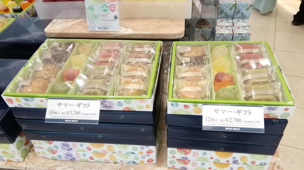 左：　サマーギフト　１６個入　３,２４０円
右：　サマーギフト　１２個入　２,７００円 果実めぐりリニューアル
　＆　桃の涼菓・フルーツの涼菓
　　～　ブールミッシュ　銀座本店　～