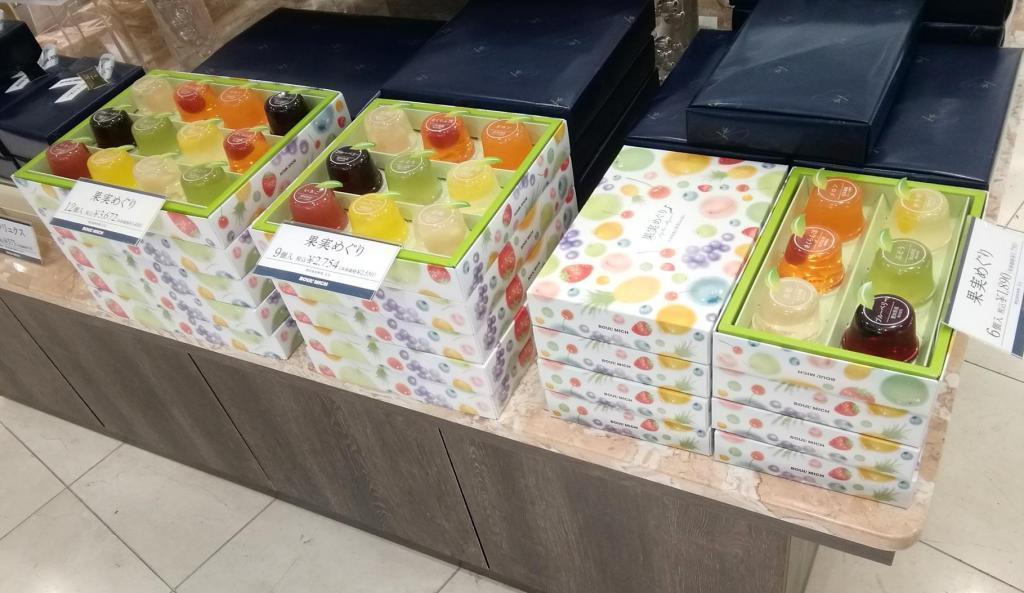 左：　果実めぐり　１２個入　３,６７２円
中：　果実めぐり　　９個入　２,７５４円
右：　果実めぐり　　６個入　１,８９０円 果実めぐりリニューアル
　＆　桃の涼菓・フルーツの涼菓
　　～　ブールミッシュ　銀座本店　～