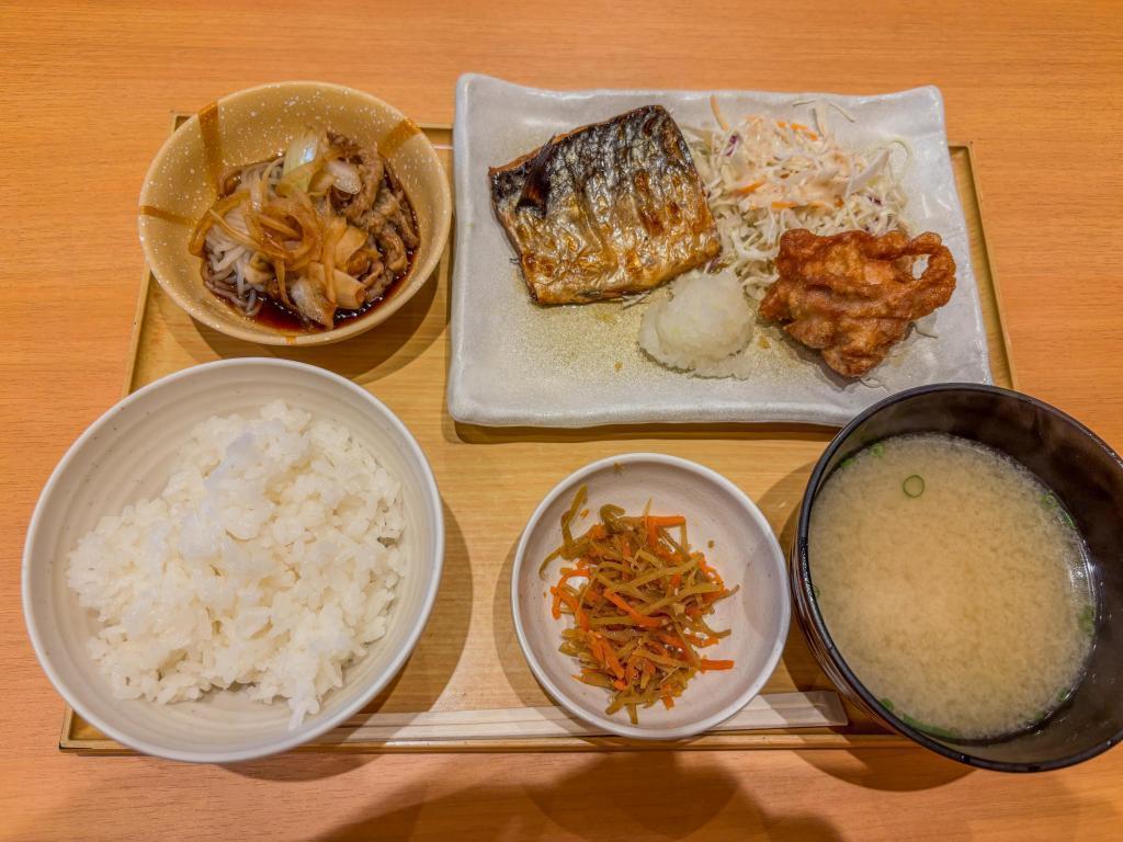 サバの塩焼とミニすき焼きランチ やよい軒茅場町店　谷崎潤一郎ゆかりの地にある特別なお店
