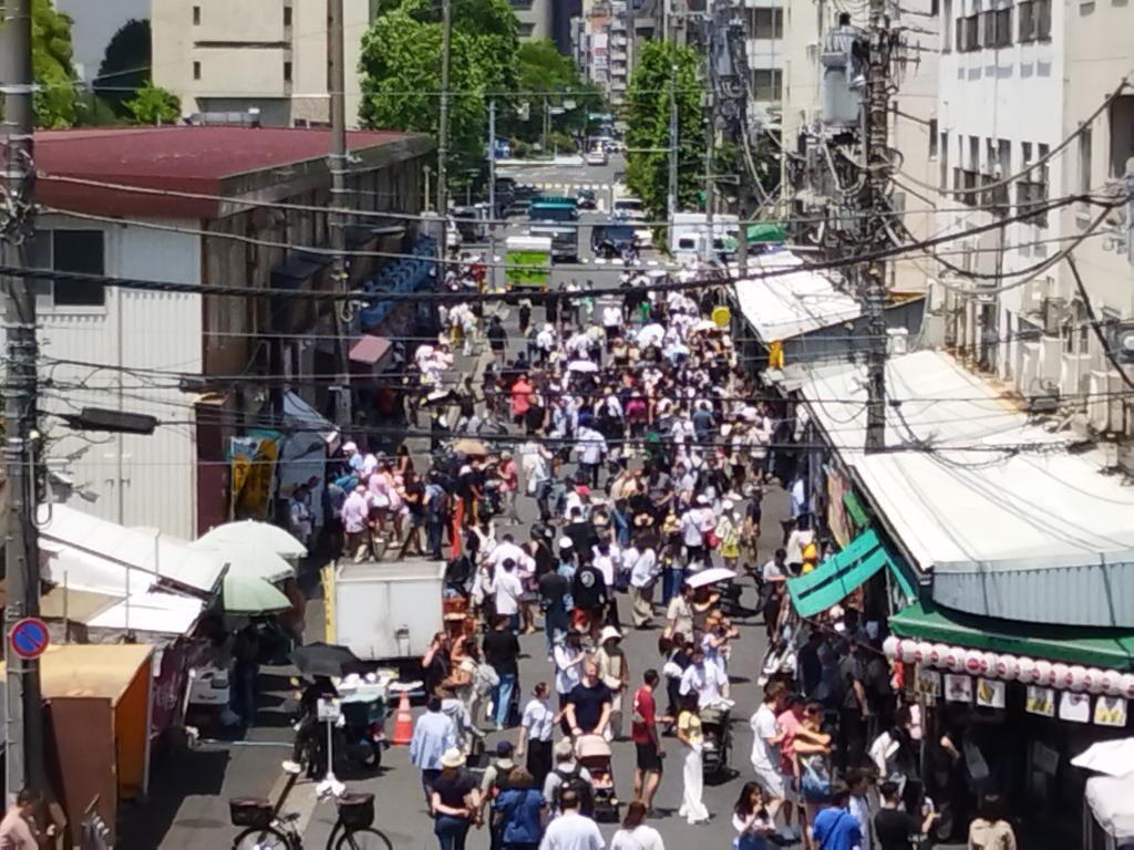  ＜つきじ獅子祭　6/10～6/14＞
築地場外市場、「なぜ、こんなところにお寺が？」