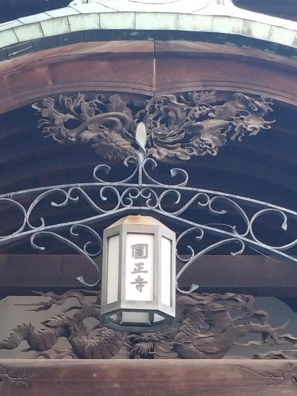  ＜つきじ獅子祭　6/10～6/14＞
築地場外市場、「なぜ、こんなところにお寺が？」
