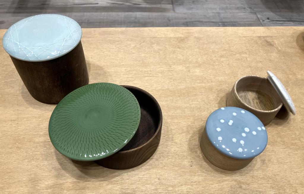 左：　tsuboーLー
中央やや左：　tsuboーMー
右２つ：　tsuboーSー
（Sは上が蓋を開けたもの、下が蓋を載せたものです。） 蘇嶐窯　作陶展
　ー　涼を纏う器たち　ー
　　～　izutuki ギャラリー　～
