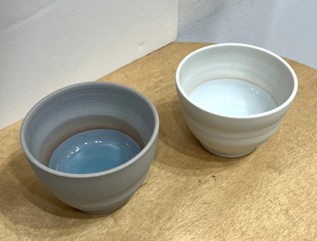 左：　綯（とう）ーblueー　ぐい吞
右：　綯ーwhiteー　ぐい吞 蘇嶐窯　作陶展
　ー　涼を纏う器たち　ー
　　～　izutuki ギャラリー　～