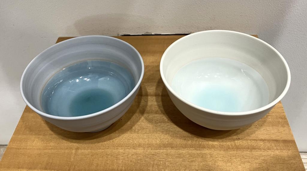 左：　綯ーblueー　茶碗
右：　綯ーwhiteー　茶碗 蘇嶐窯　作陶展
　ー　涼を纏う器たち　ー
　　～　izutuki ギャラリー　～