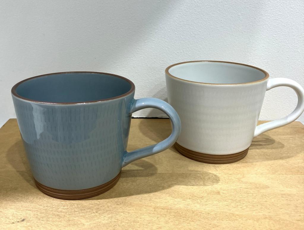 左：　青磁飛鉋マグカップ
右：　白磁飛鉋マグカップ 蘇嶐窯　作陶展
　ー　涼を纏う器たち　ー
　　～　izutuki ギャラリー　～