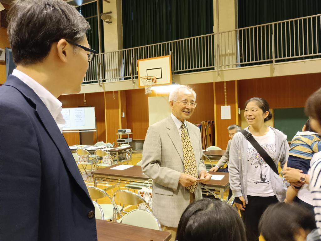 旧校長・旧教職員と卒業生が集い合える機会でもある校友会フェスは最高ですね。 2026年「久松小学校校友会」は2030年160周年に向けての「校友会フェス」へのスタート！
音楽専科故菅野英二先生のご子息より、久松小学校へ校歌資料の寄贈式がありました。