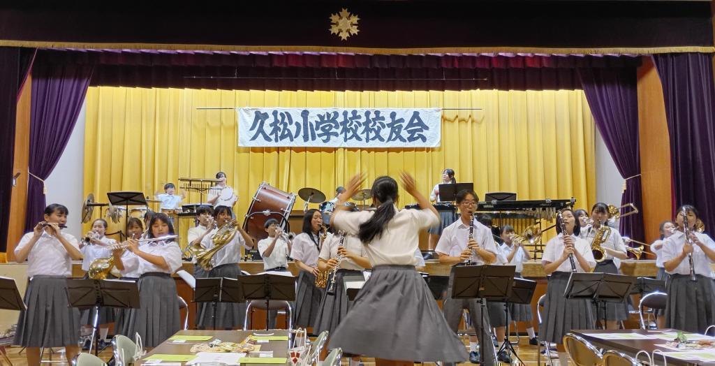  2026年「久松小学校校友会」は2030年160周年に向けての「校友会フェス」へのスタート！
音楽専科故菅野英二先生のご子息より、久松小学校へ校歌資料の寄贈式がありました。