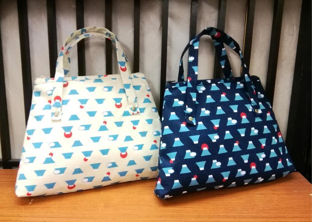 新商品
富士山柄の富士山型バッグ
２,５００円（税別） マストアイテムの扇子、便利なバッグ、etc.
　機能性・デザイン・縁起、こだわりあり、です
　　～　日本橋ゆうま　～