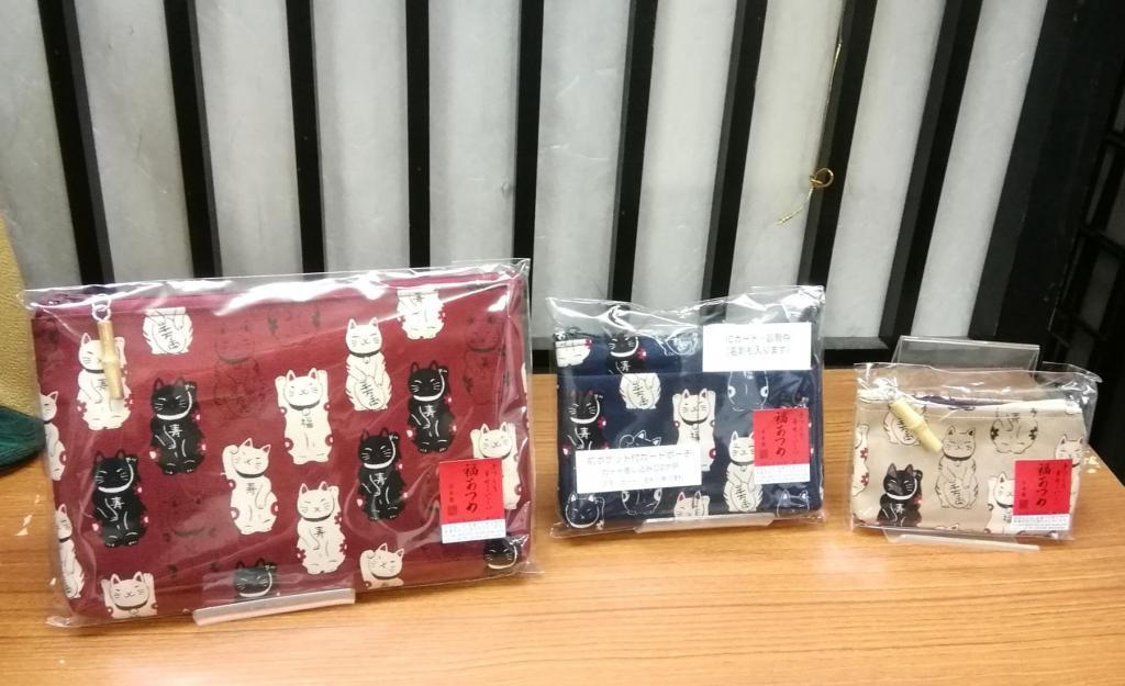 竹玉付　招き猫柄の角平（かくひら）ポーチ
１,０００円（税抜）
前ポケット付　招き猫柄のカードポーチ
９００円（税抜）
竹玉付　招き猫柄の小銭入れ
６００円（税抜） マストアイテムの扇子、便利なバッグ、etc.
　機能性・デザイン・縁起、こだわりあり、です
　　～　日本橋ゆうま　～