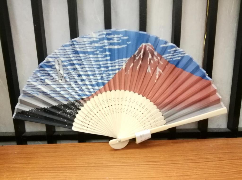 扇子　富嶽三十六景　赤富士柄
１,３００円（税抜） マストアイテムの扇子、便利なバッグ、etc.
　機能性・デザイン・縁起、こだわりあり、です
　　～　日本橋ゆうま　～