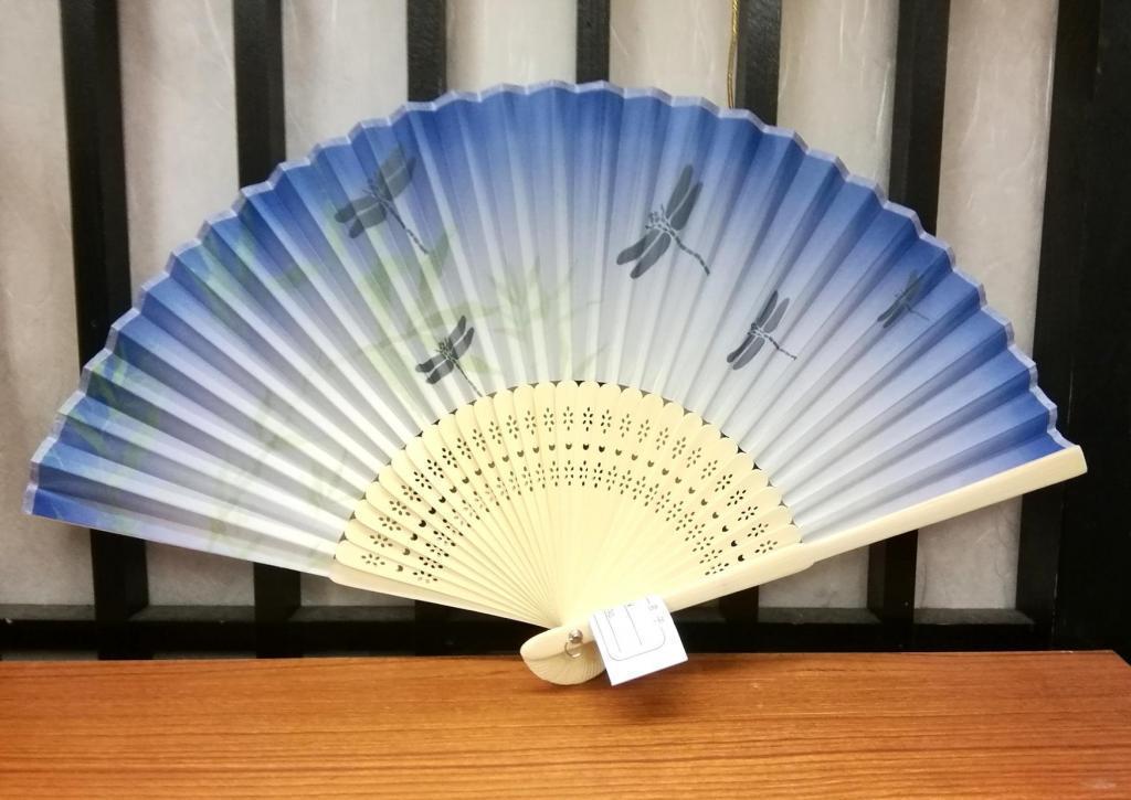 扇子　極楽とんぼ
１,３００円（税別） マストアイテムの扇子、便利なバッグ、etc.
　機能性・デザイン・縁起、こだわりあり、です
　　～　日本橋ゆうま　～