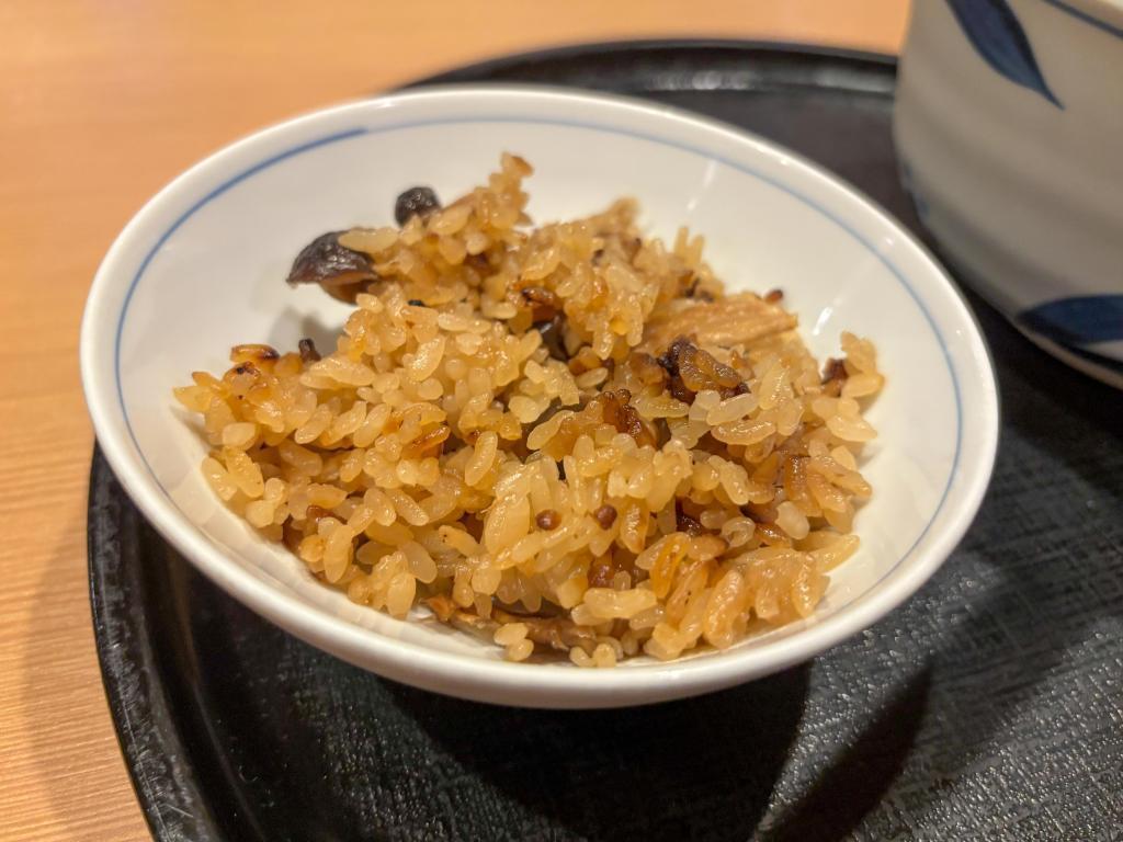 ランチタイム限定、サービスの炊き込みご飯 中央区そば紀行（17）東日本橋　手打ちそば　たむら