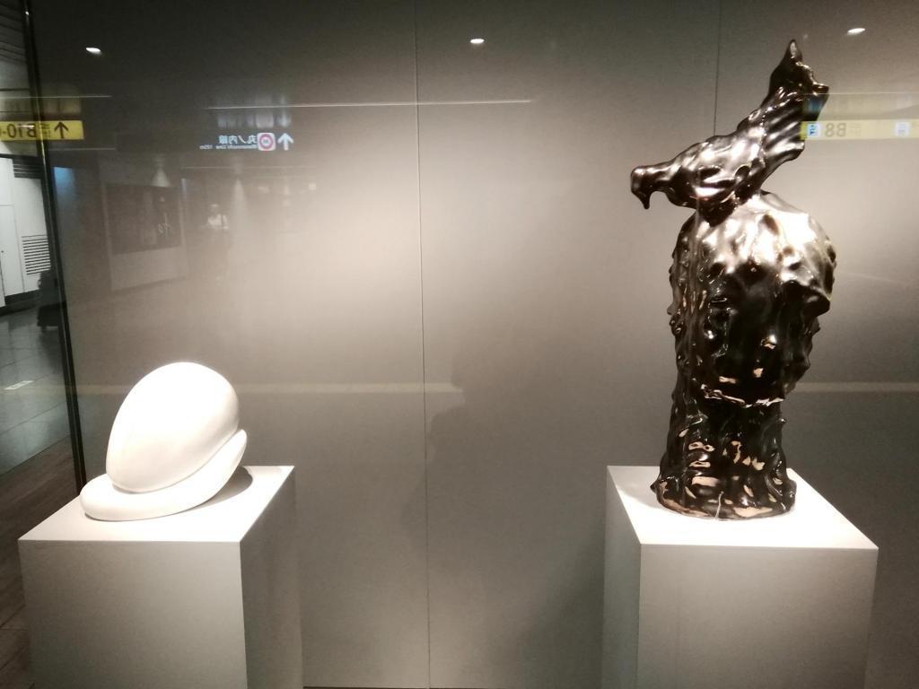 左：　「おもう」　相澤久徳
右：　「DOVE」　増井岳人 「ART PASSAGE TOKYO METRO」展
　　～　メトロ銀座ギャラリー　～