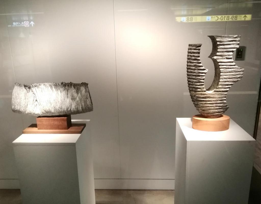 左：　「生きものの領域２６」　青木邦眞
右：　「稜線のかけら～wind～」　山口奉宏 「ART PASSAGE TOKYO METRO」展
　　～　メトロ銀座ギャラリー　～