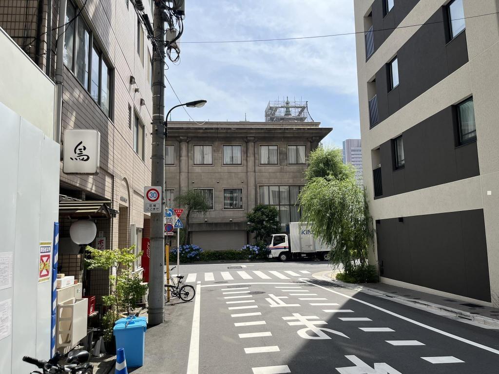 奥の建物が築地本願寺 築地で鶏肉ゴロゴロ親子丼