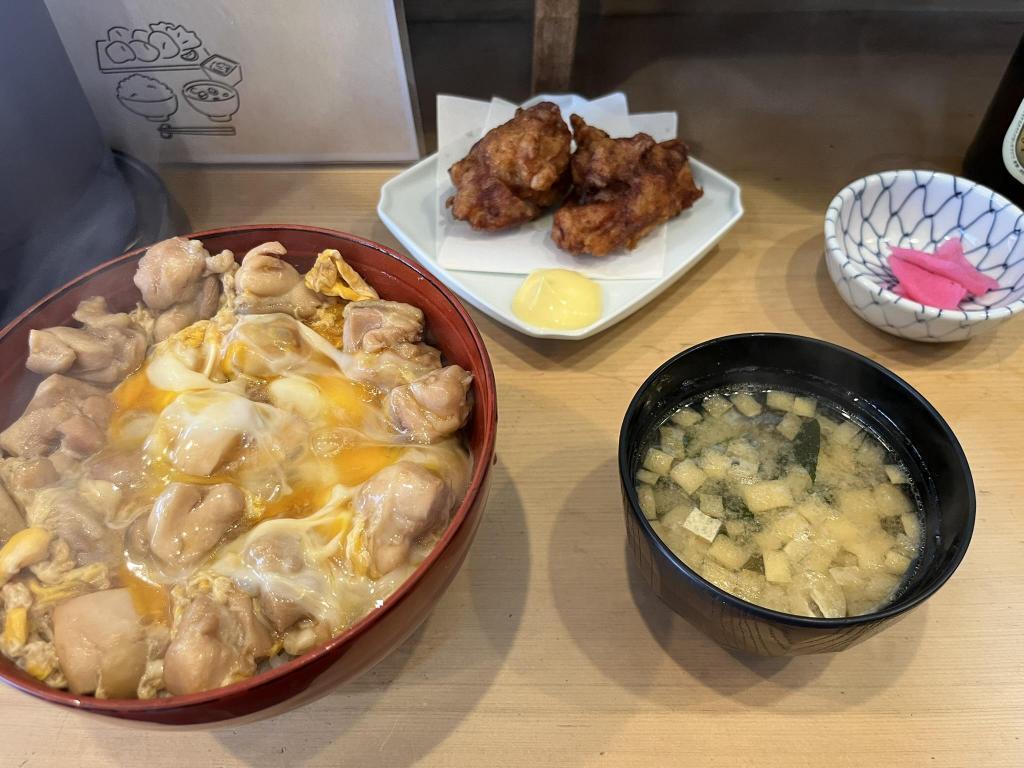 サーブされたお料理の全景 築地で鶏肉ゴロゴロ親子丼
