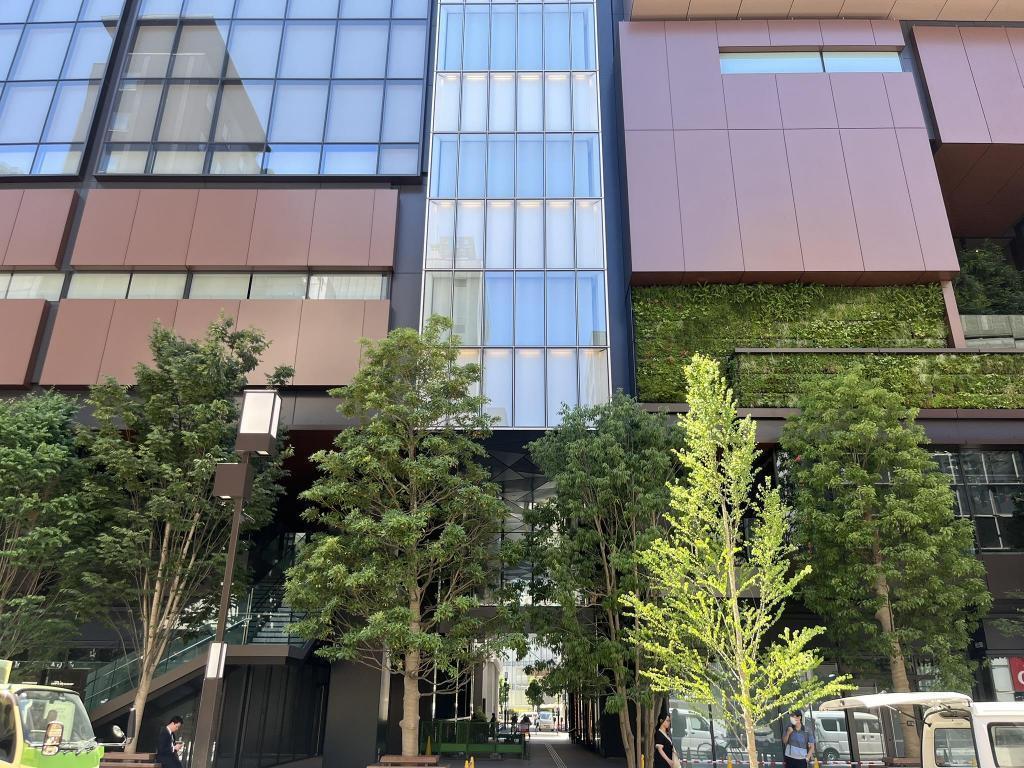 ◆八重洲仲通り側 TOFROM YAESUの巨大な緑色球体の正体「釣りしのぶ」
