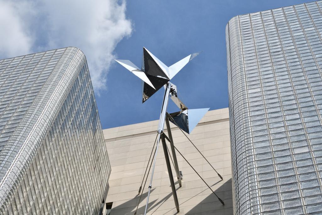  The Sculptor of the Wind: Susumu Shingu's Works in Chuo Ward