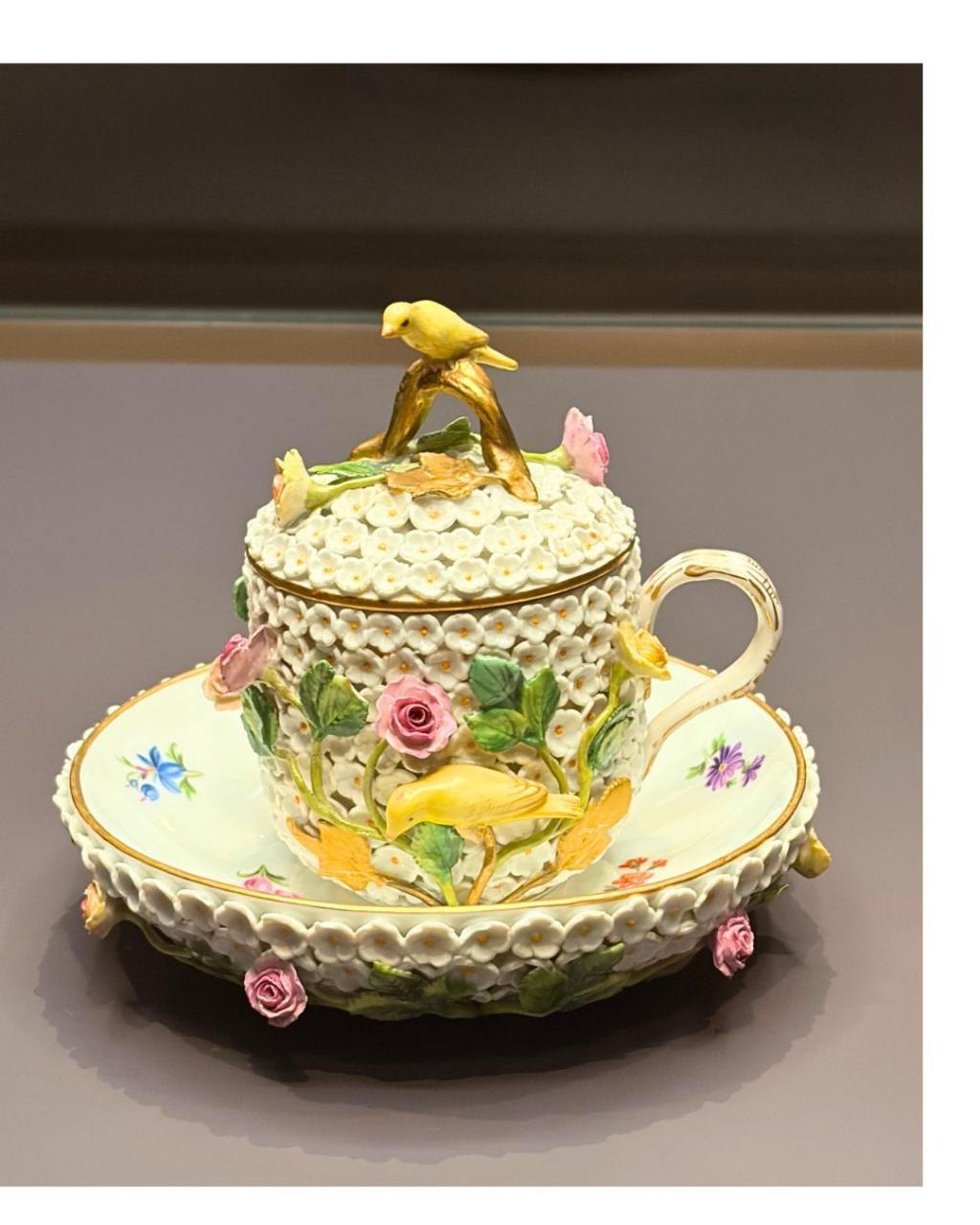  三井記念美術館で、うっとりするようなティーカップたちを堪能