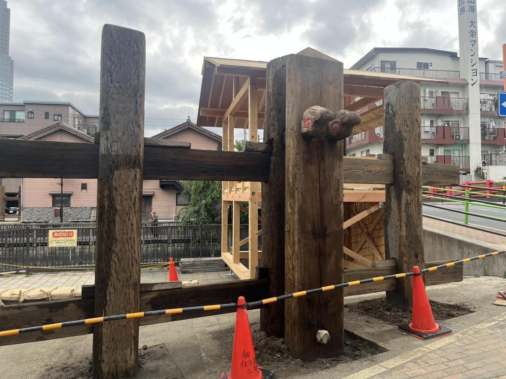 堀たてホヤホヤで「抱木」が組み立てられてました 『住吉神社例大祭』大幟の抱木掘り出しの様子を動画でどうぞ